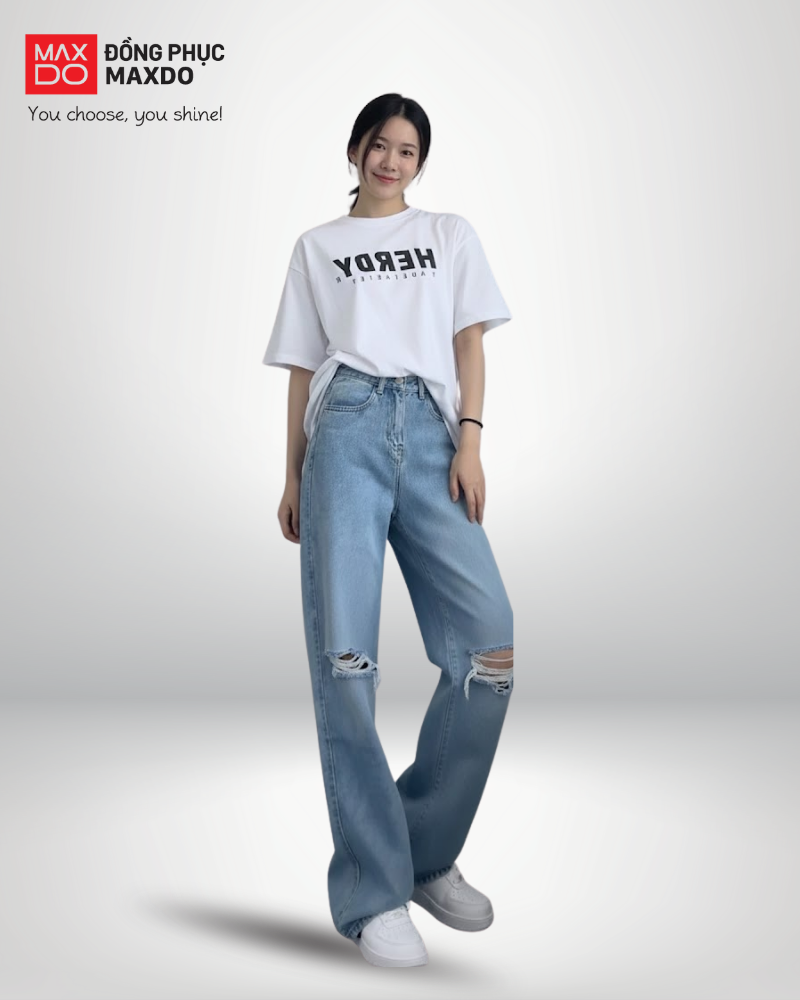 Áo thun form rộng phối với quần jeans rách ống đứng cho nữ.