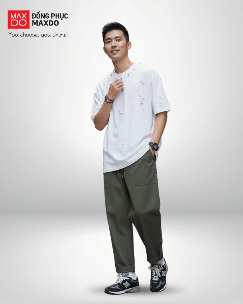 Áo thun form rộng kết hợp với quần kaki baggy cho nam.