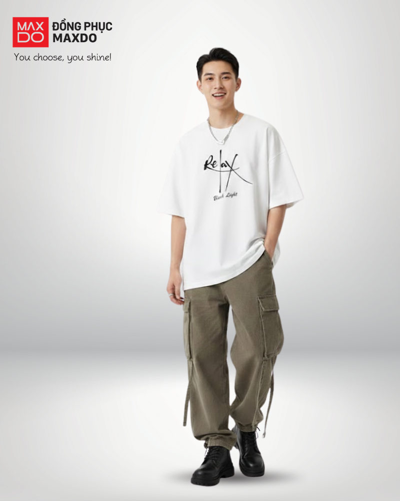 Áo thun form rộng phối với quần cargo cho nam.