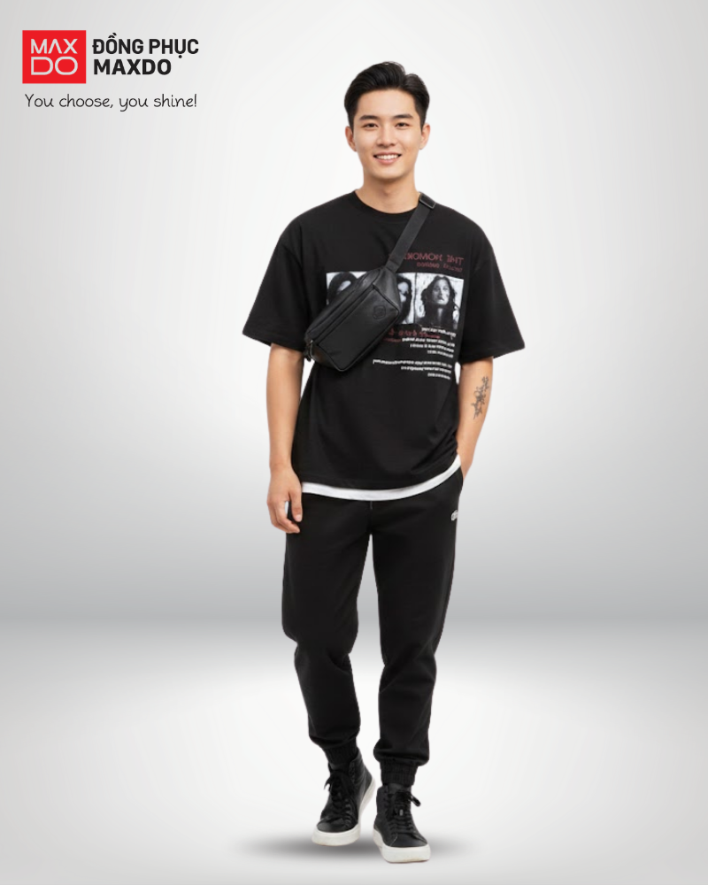 Áo thun form rộng phối với quần jogger và túi bao tử cho nam.