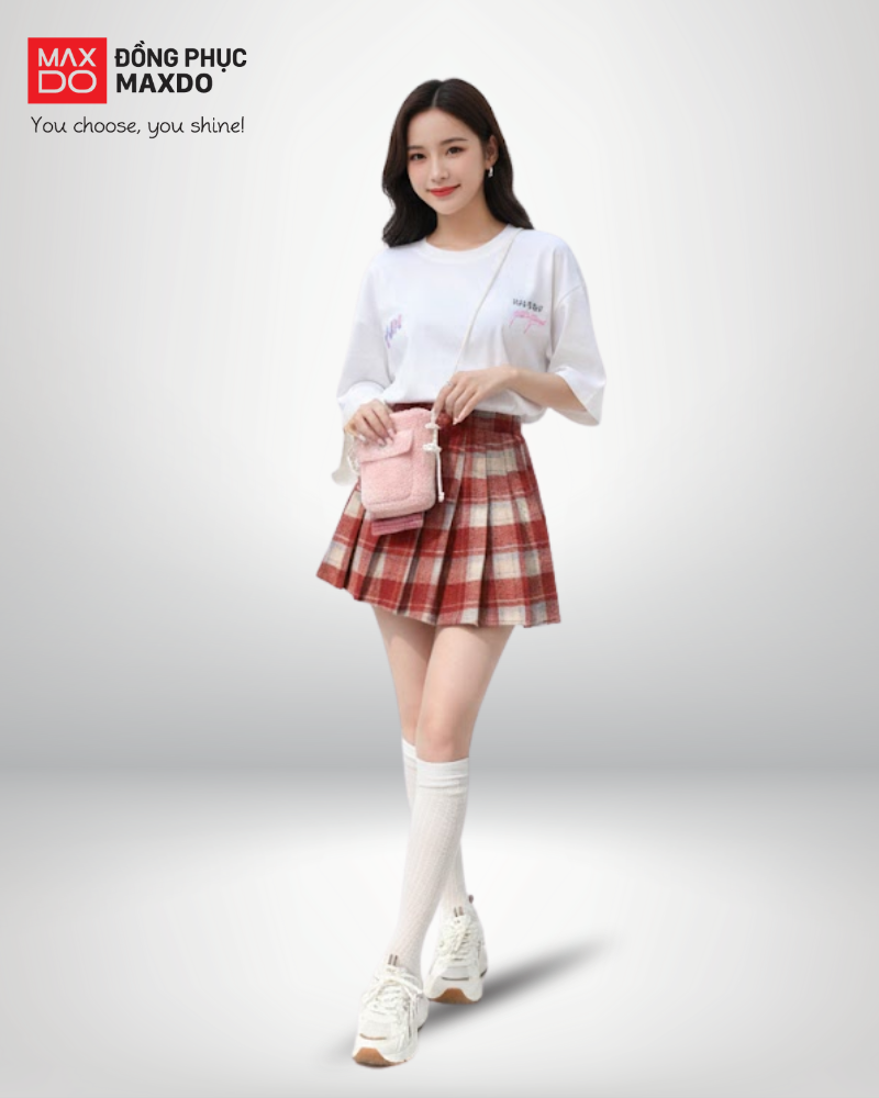 Áo thun form rộng phối với chân váy xếp ly ngắn kẻ caro.