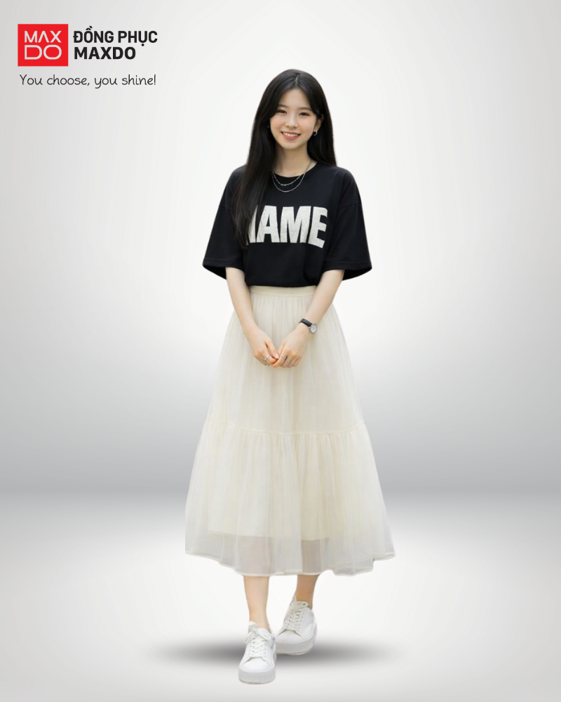 Áo thun form rộng phối với chân váy tutu.