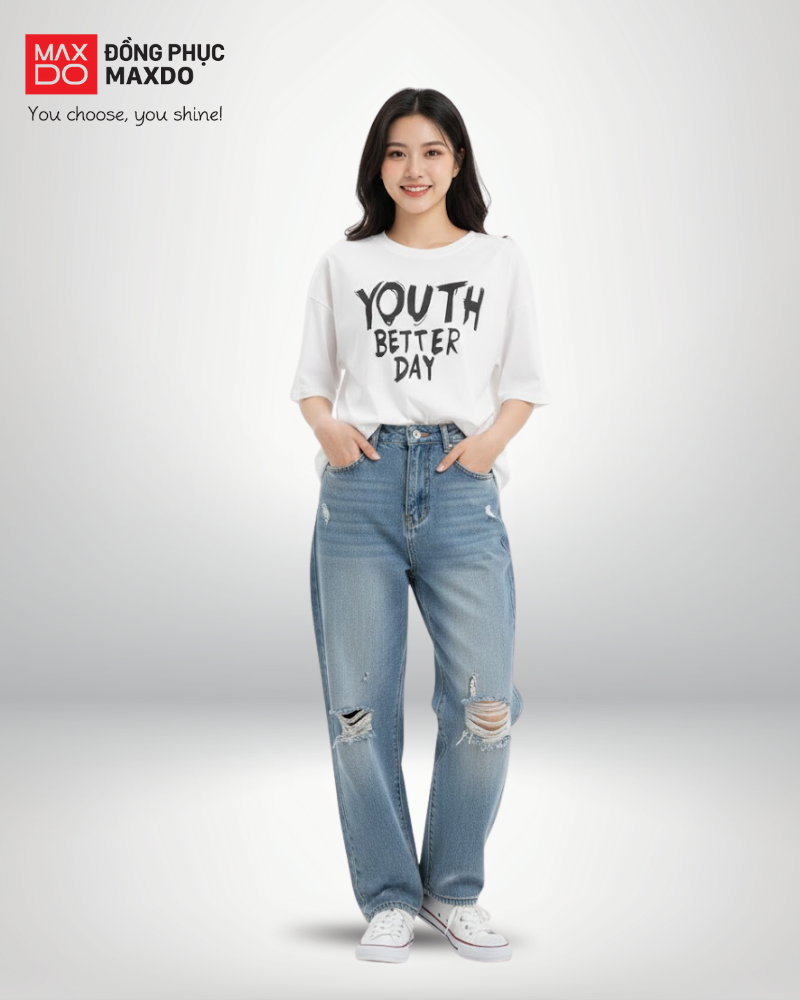 Áo thun form rộng phối với quần jeans baggy cho nữ.