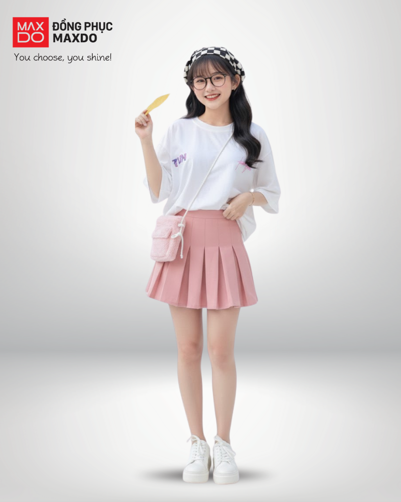 Áo thun form rộng phối với chân váy xòe.