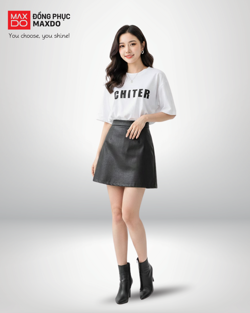Áo thun form rộng phối với chân váy da màu đen.
