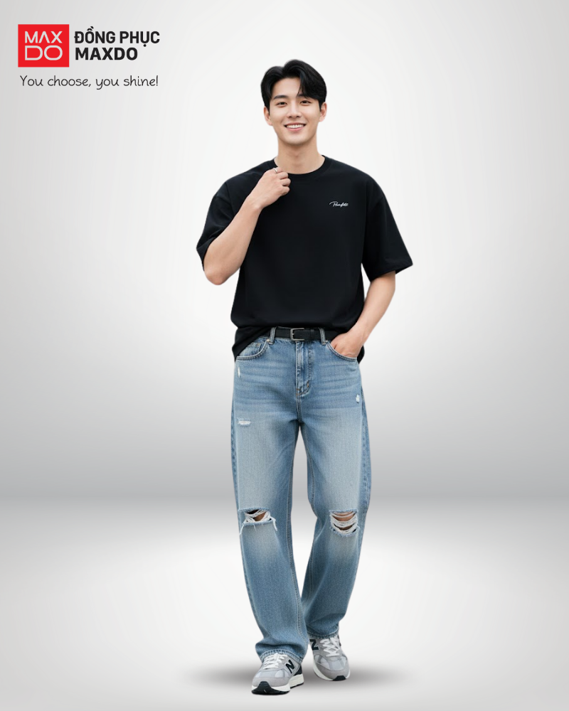 Áo thun form rộng phối với quần jeans rách ống đứng cho nam.