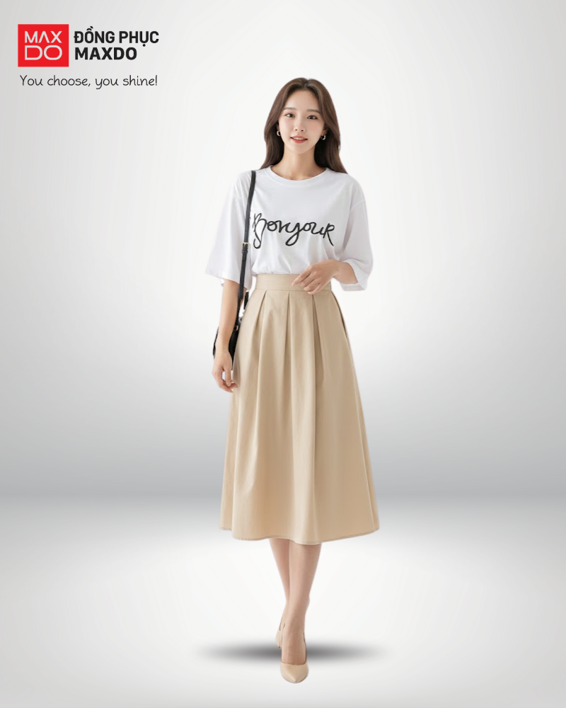 Áo thun form rộng phối với chân váy midi đơn giản.