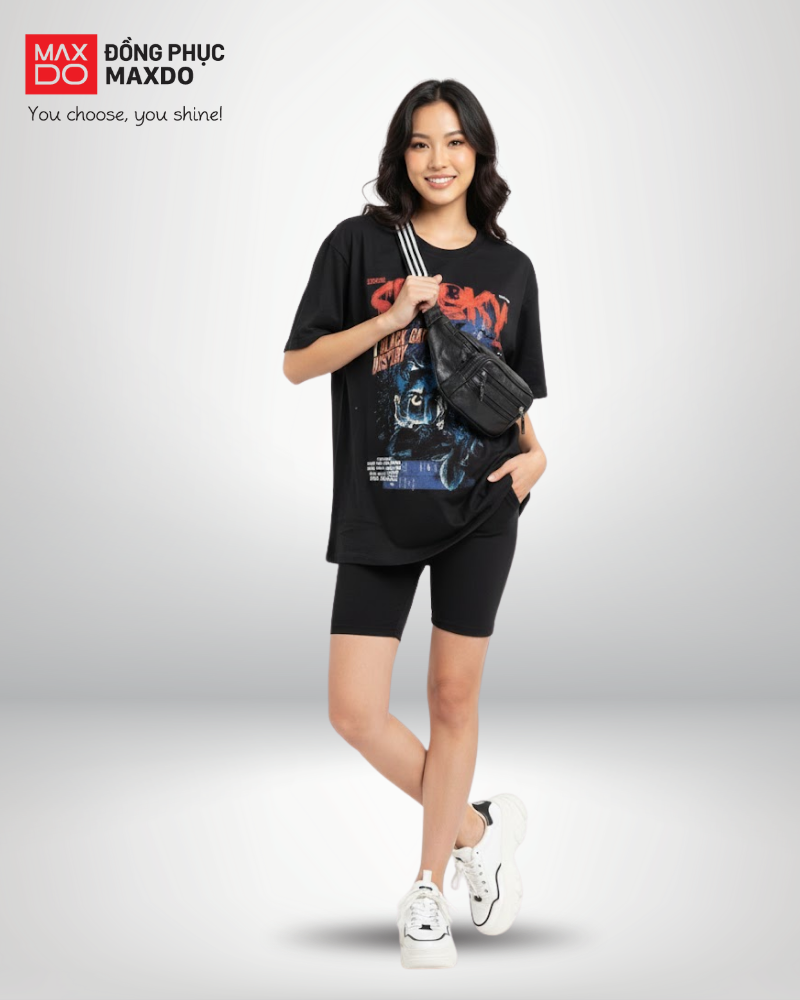 Áo thun form rộng phối cùng quần biker và giày sneaker.