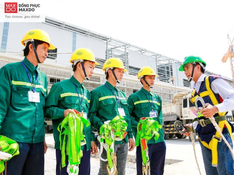 Mũ bảo hộ có in logo giúp nhận diện nhân sự và quảng bá hình ảnh doanh nghiệp.