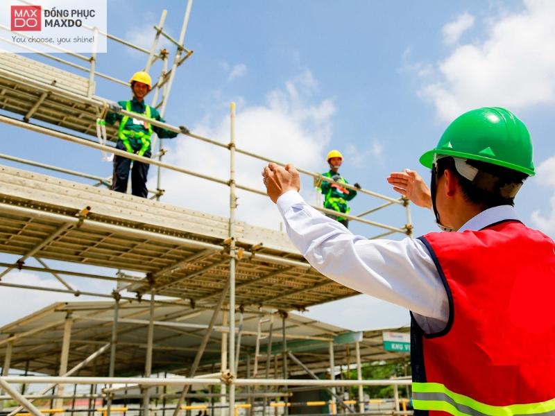 Người lao động làm việc tại công trường xây dựng bắt buộc đội mũ bảo hộ để đảm bảo an toàn.