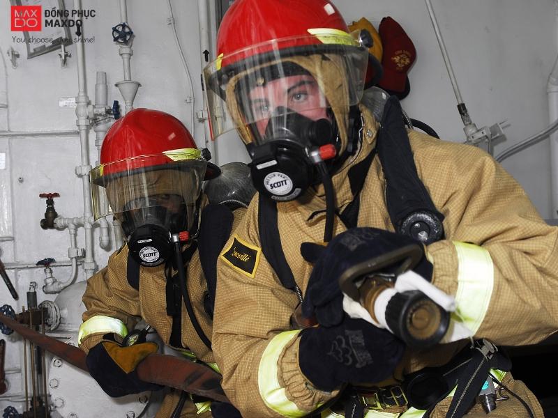 Mũ bảo hộ lính cứu hỏa làm từ chất liệu composite để chống sức nóng từ lửa cháy.