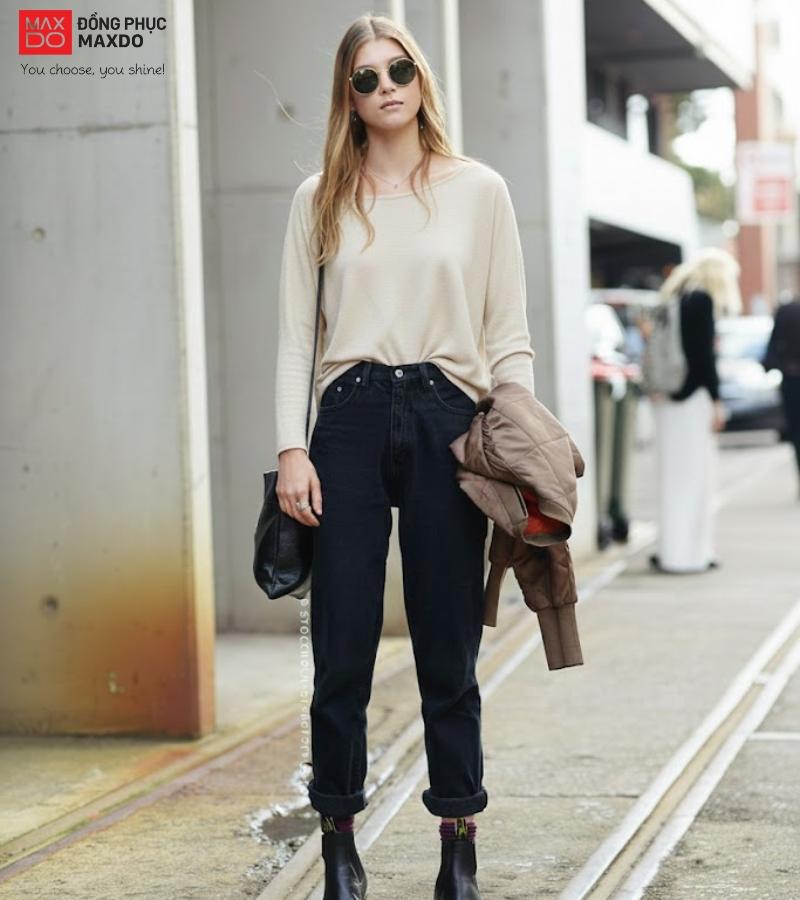 Phối áo thun dài tay với quần mom jeans và boots đen mang tới vẻ đẹp vừa năng động vừa retro.  