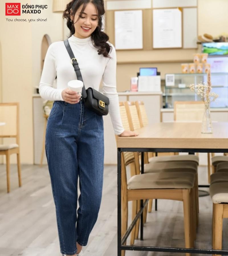 Áo thun dài tay và quần baggy jeans là lựa chọn phù hợp với mọi cô gái. 