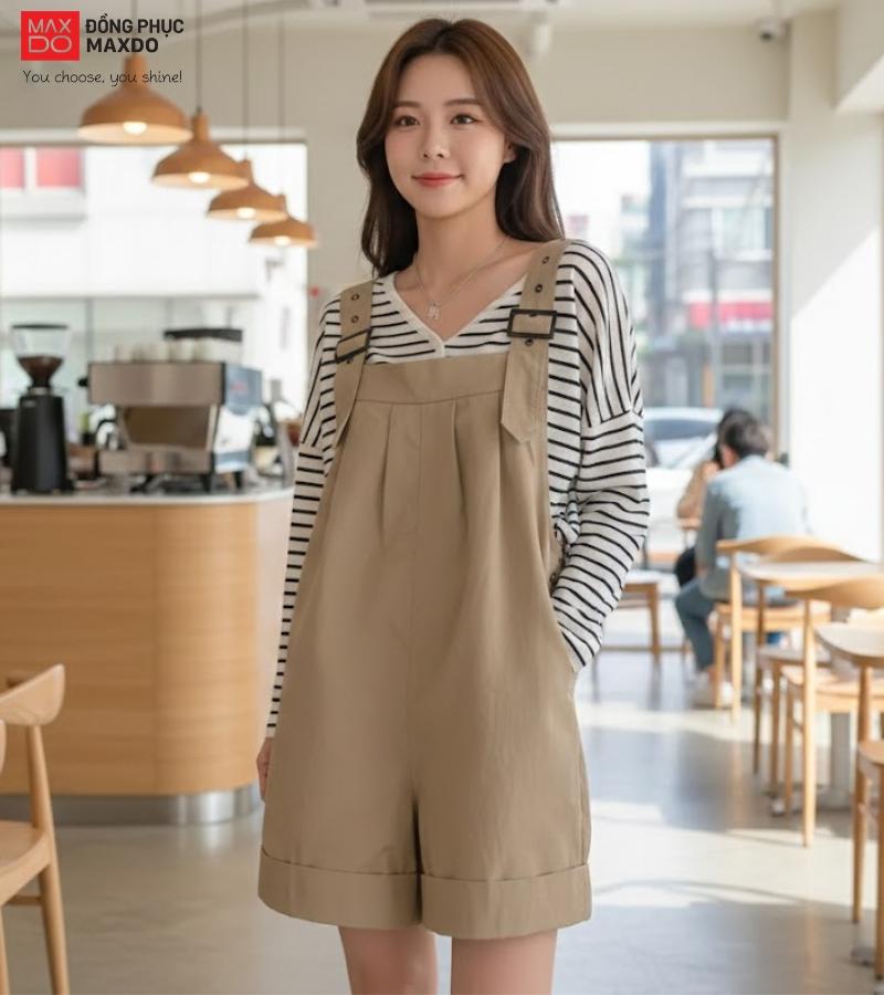 Áo thun dài tay phối với quần yếm kaki dạng ngắn.