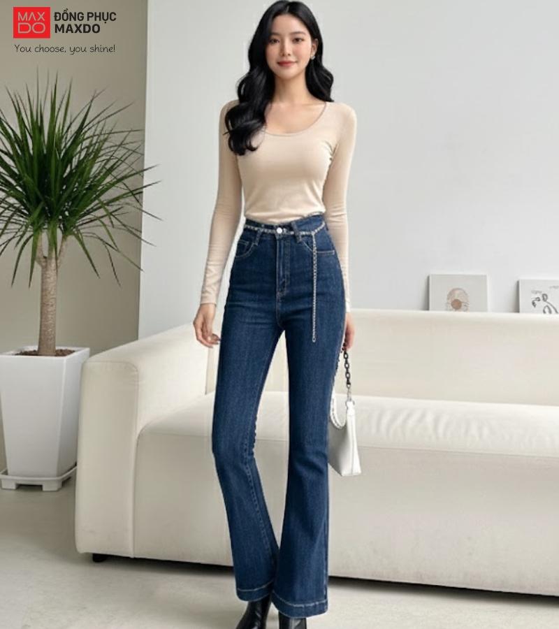 Kết hợp phụ kiện như thắt lưng, túi xách sẽ tăng phần phong cách khi mặc với quần jeans ống loe. 