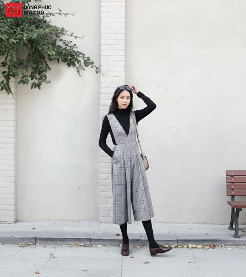 Quần vải yếm kẻ karo kết hợp với áo thun dài tay, quần tất phù hợp cho mùa thu đông. 