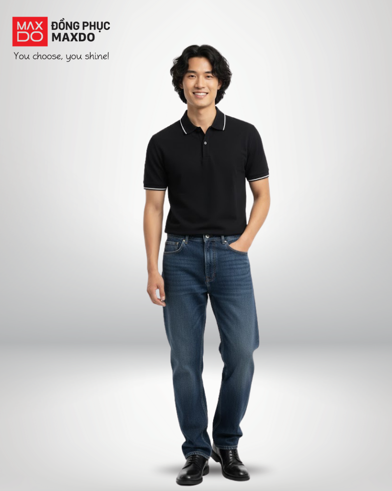 Áo thun cổ polo phối với quần jeans.