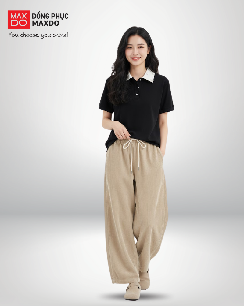 Áo thun polo phối với quần baggy vải thun.