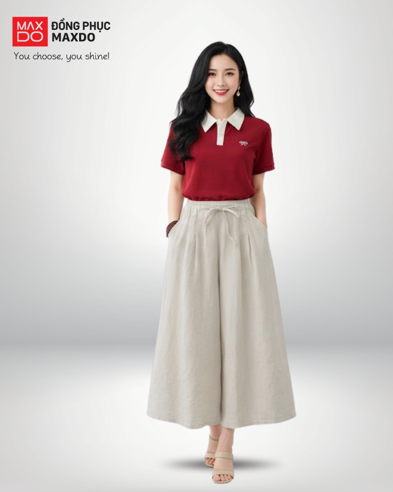 Áo thun polo phối với quần giả váy dáng dài.