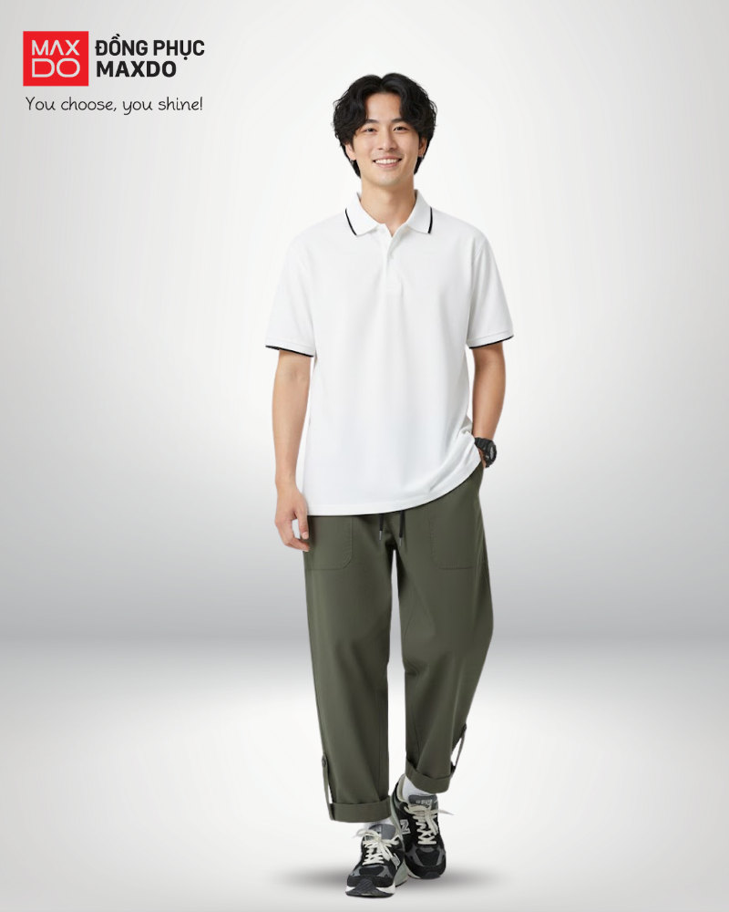 Áo thun cổ polo phối với quần baggy.