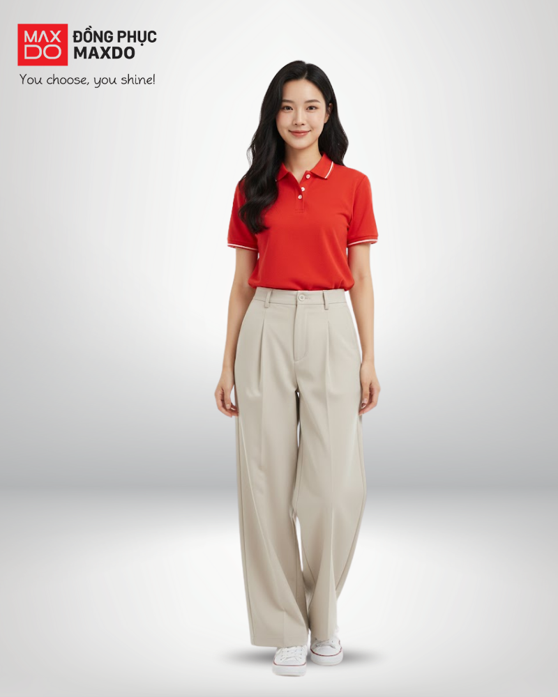 Áo thun polo phối với quần tây ống rộng.