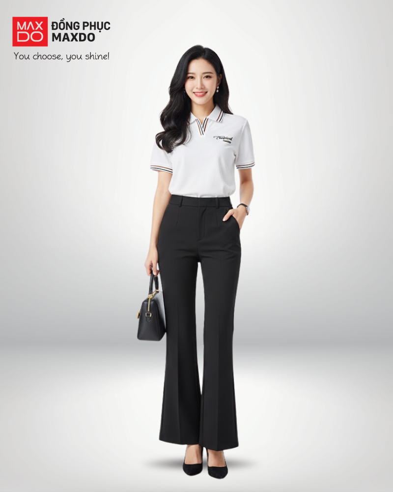 Áo thun polo phối với quần tây ống loe.