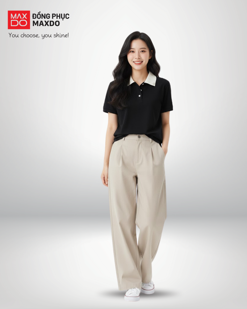 Áo thun polo phối với quần kaki ống suông màu be.