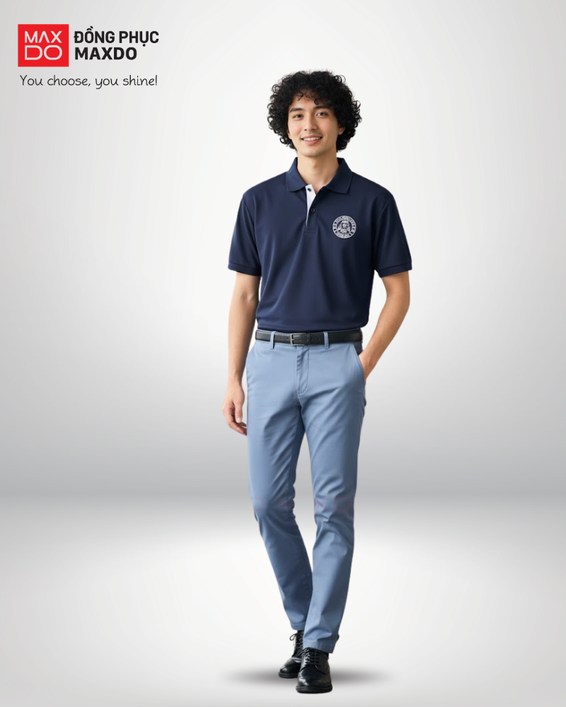 Áo thun cổ polo phối với quần âu.