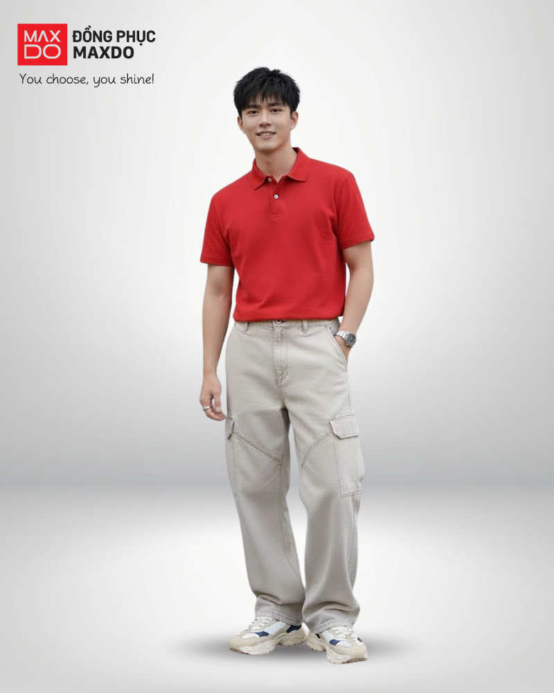 Áo thun cổ polo phối với quần jogger.