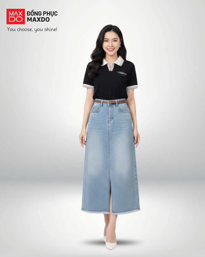 Áo thun polo phối với chân váy jeans dáng dài.