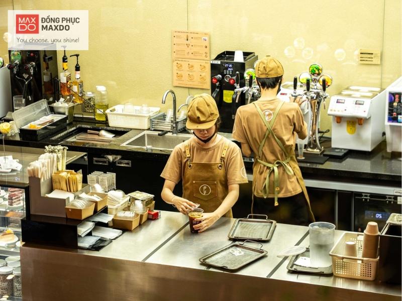 Thiết kế tạp dề dáng yếm bảo vệ cơ thể nhưng vẫn đảm bảo sự thoải mái cho nhân viên phục vụ. Nguồn: Phê La.