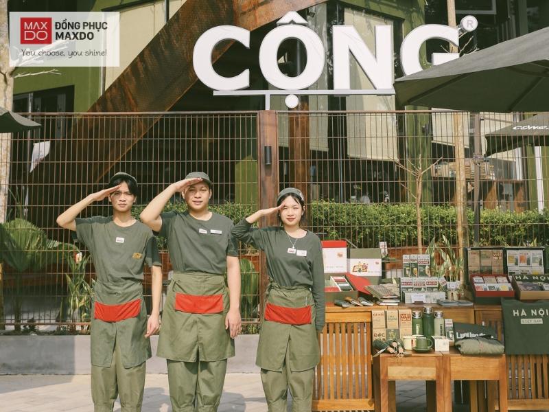 Thiết kế tạp dề phục vụ của Cộng Cafe mang đúng màu sắc nhận diện của thương hiệu. Nguồn: Cộng Cafe.